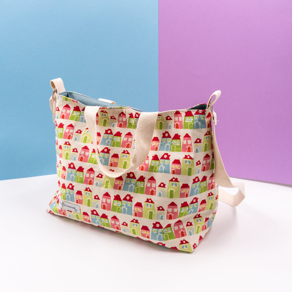 Τσάντα φαγητού με ιμάντα, χερούλια και μαγνητικό κούμπωμα, σε εκρού με σπιτάκια