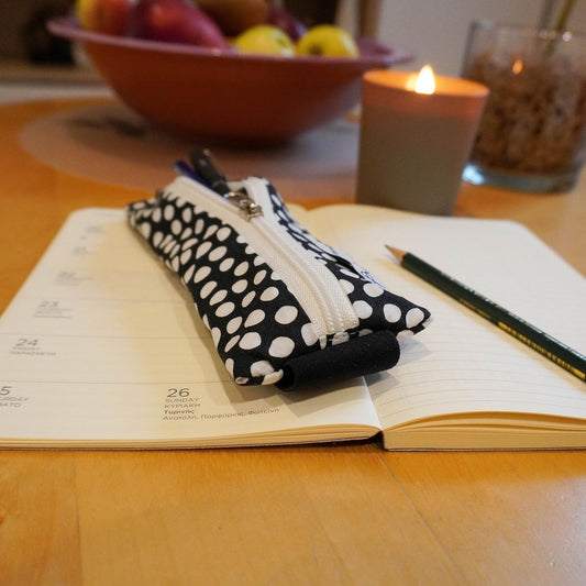 Κασετίνα τετραδίου με λάστιχο σε άσπρο - μαύρο