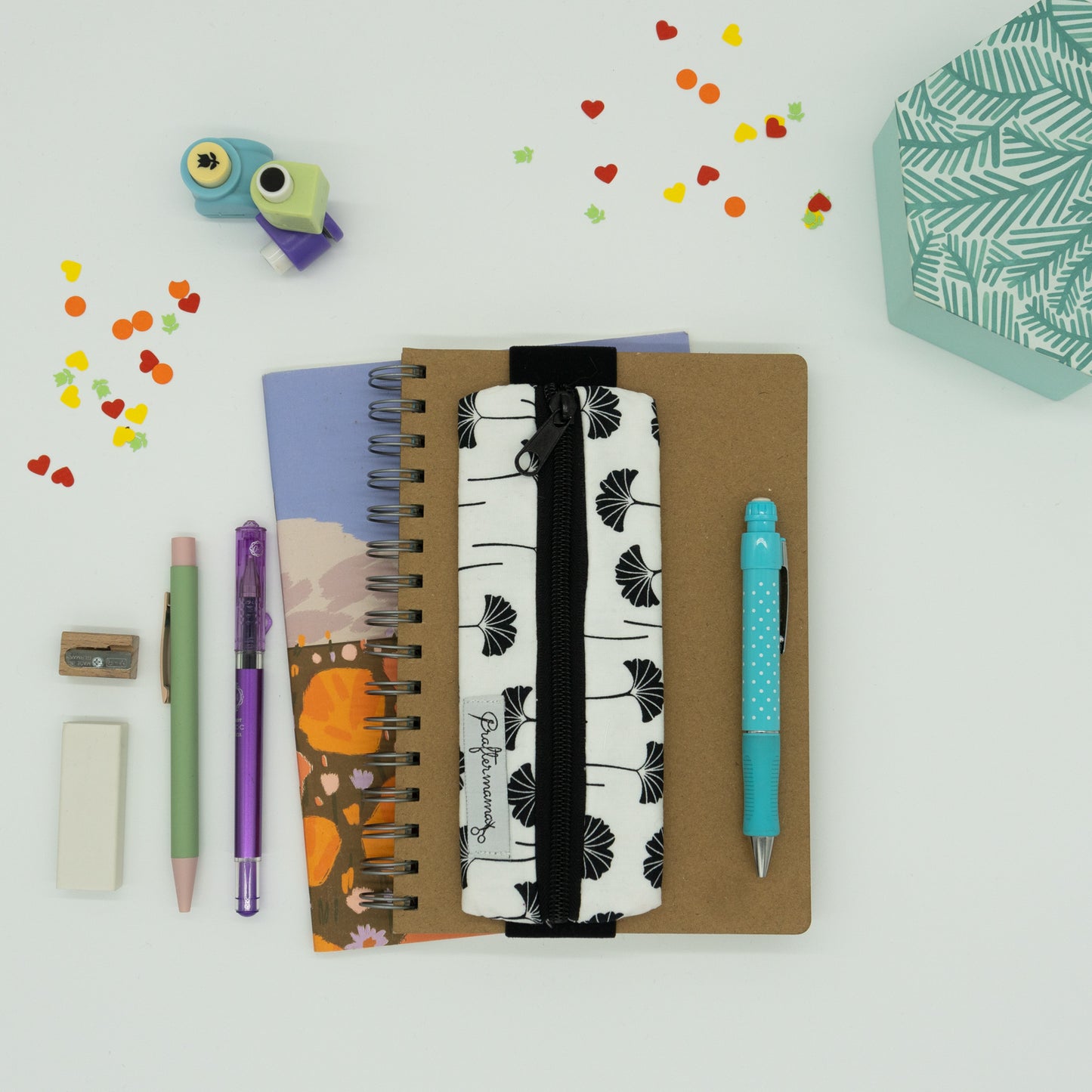 Κασετίνα τετραδίου με λάστιχο σε άσπρο - μαύρο