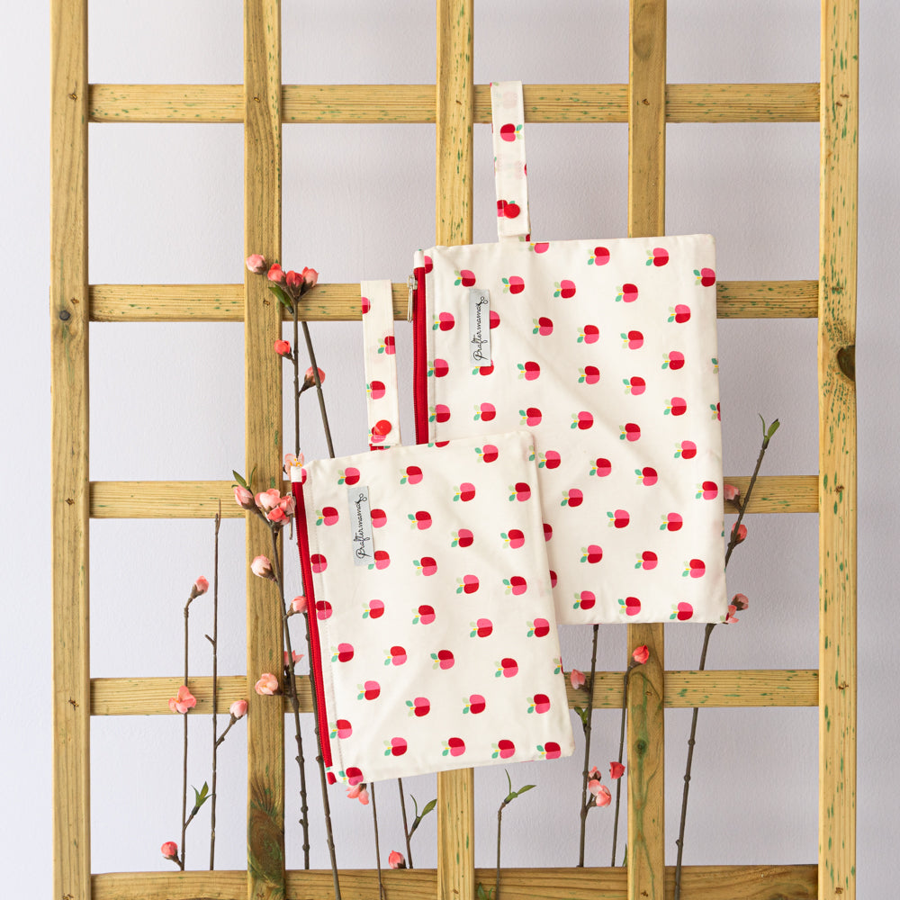 Αδιάβροχο τσαντάκι με χερούλι - μηλαράκια