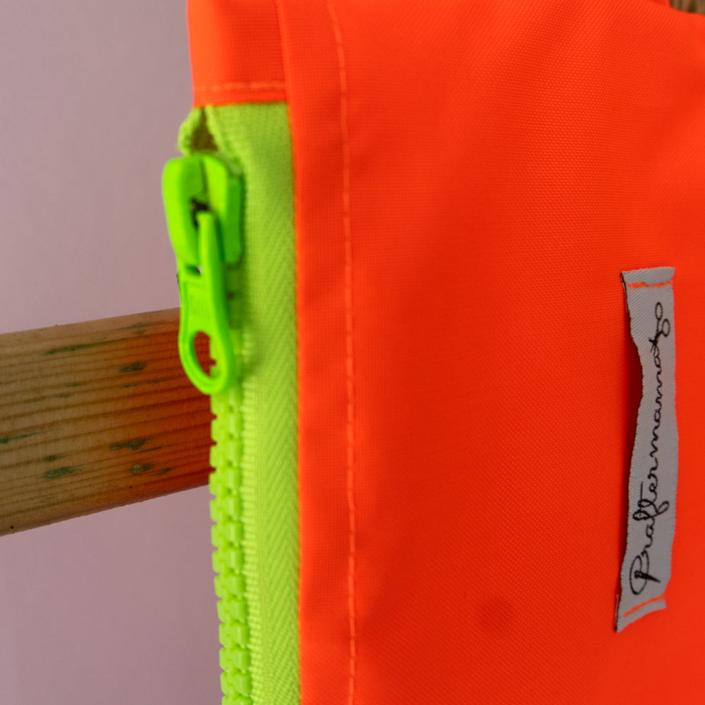 Αδιάβροχο φωσφοριζέ τσαντάκι