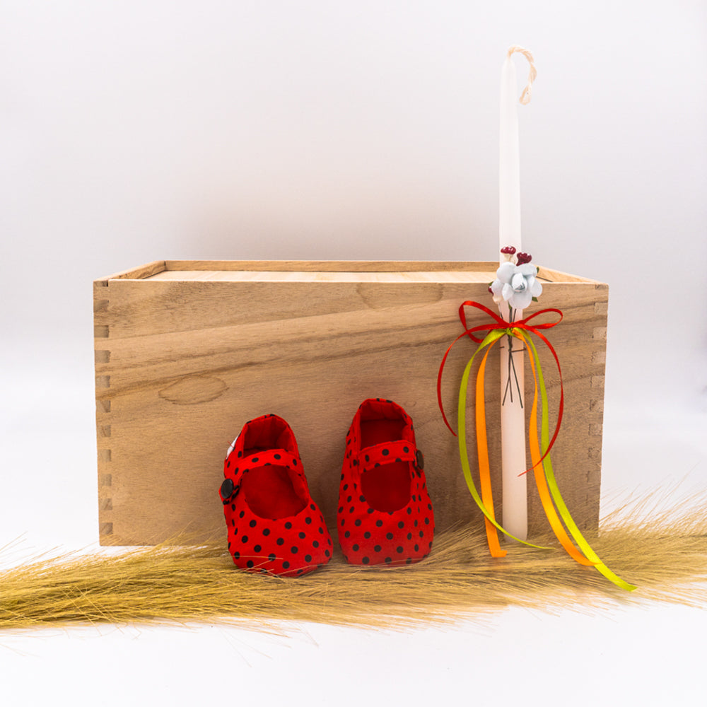 Λαμπάδα για μωρό με παπουτσάκια αγκαλιάς κόκκινα με μαύρα πουά