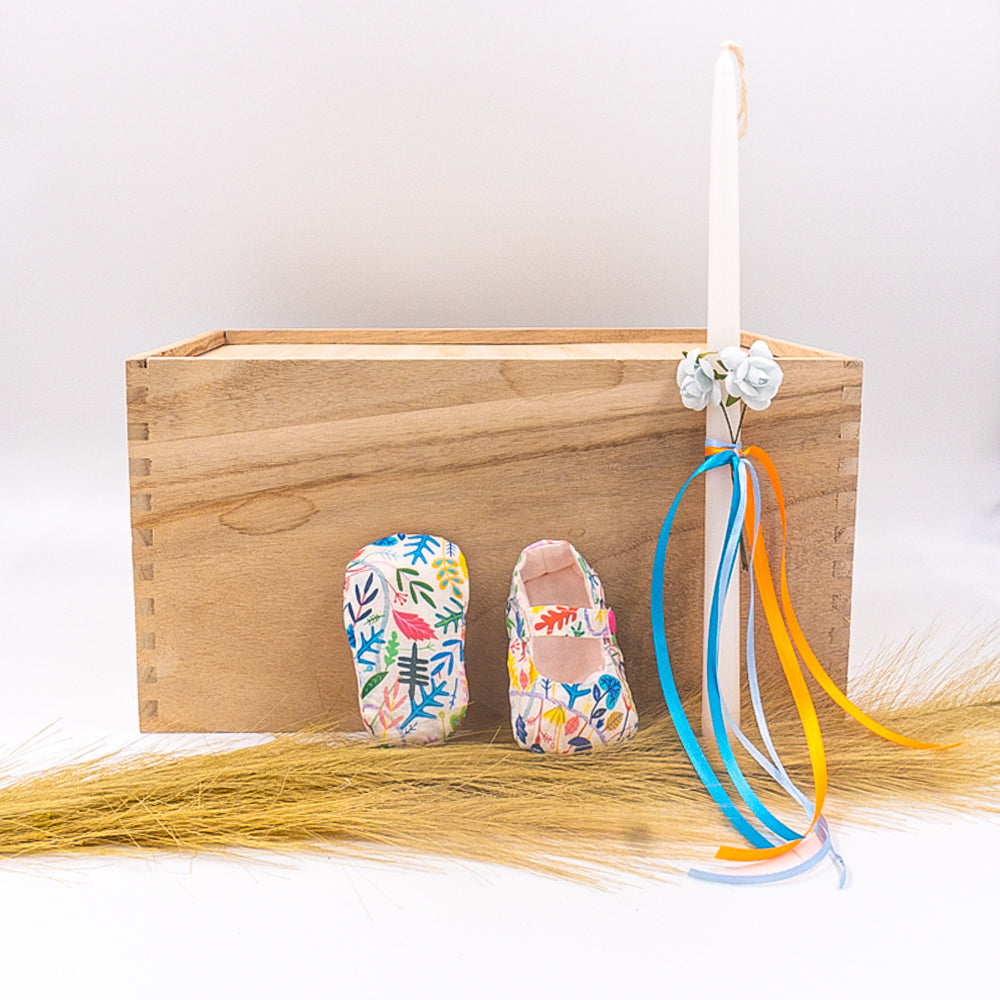 Λαμπάδα με παπουτσάκια αγκαλιάς πολύχρωμα λουλούδια