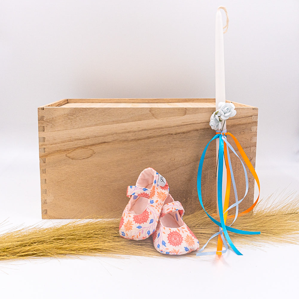 Λαμπάδα για μωρό με παπουτσάκια αγκαλιάς floral