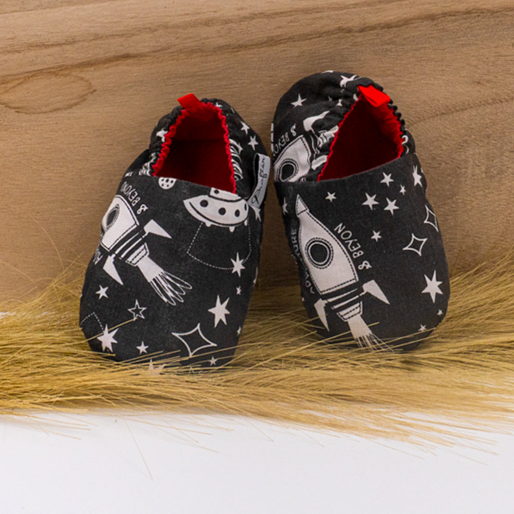 Η πρώτη του λαμπάδα με παπουτσάκια αγκαλιάς - διάστημα