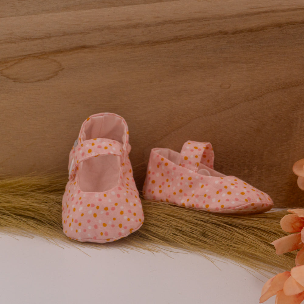 Λαμπάδα μωρού με παπουτσάκια αγκαλιάς ροζ-μικρά πουά