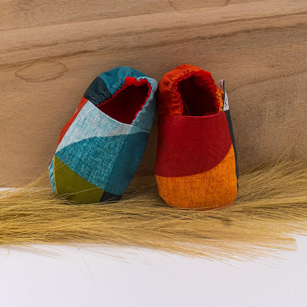 Η πρώτη του λαμπάδα με παπουτσάκια αγκαλιάς πολύχρωμα unisex