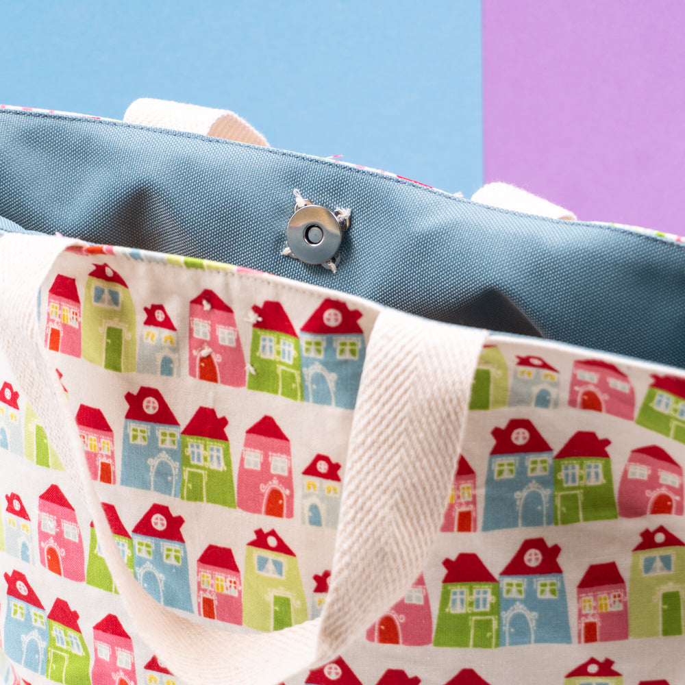 Τσάντα φαγητού με ιμάντα, χερούλια και μαγνητικό κούμπωμα, σε εκρού με σπιτάκια