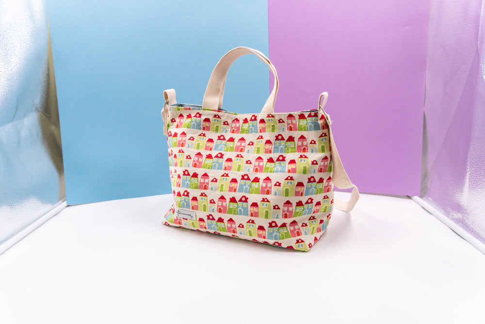 Τσάντα φαγητού με ιμάντα, χερούλια και μαγνητικό κούμπωμα, σε εκρού με σπιτάκια