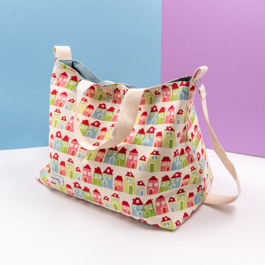 Τσάντα φαγητού με ιμάντα, χερούλια και μαγνητικό κούμπωμα, σε εκρού με σπιτάκια