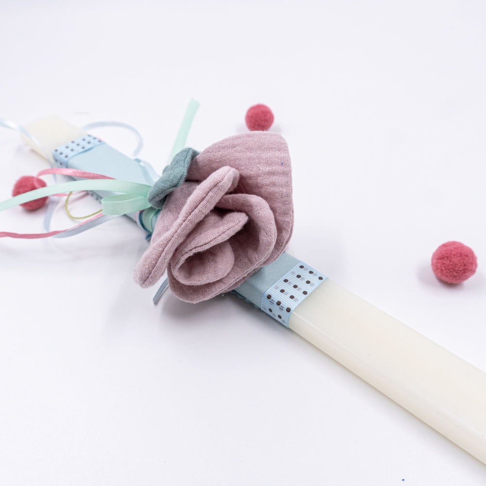 Λαμπάδα με λουλούδι σε ρομαντικό στυλ